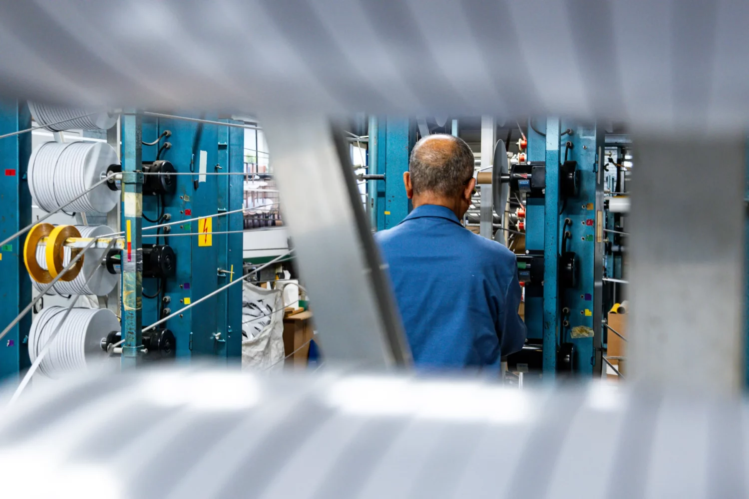 Tussen het glasband door zie je Hato aan het werk