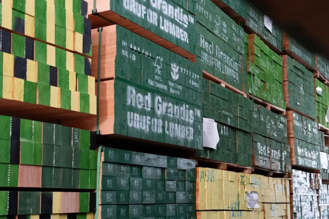een muur van Red Grandis hout op voorraad