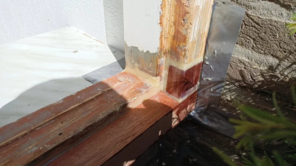 Een kozijn wat gerepareerd is met Zusex reparatiemiddel