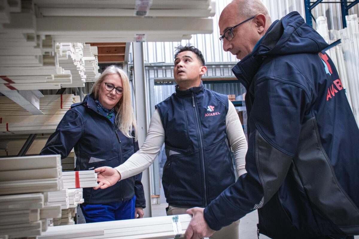 Tirza, Mick en Anghel inspecteren de glaslatten