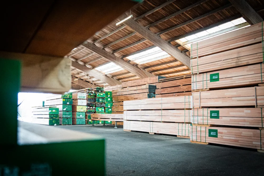 een loods waar al het hout van Houthandel Van Dam ligt