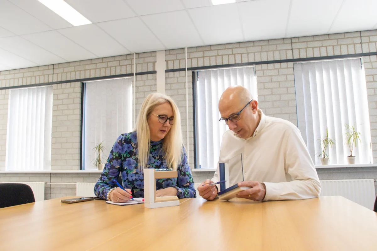 Collega's in gesprek over duurzame Qwood profielen
