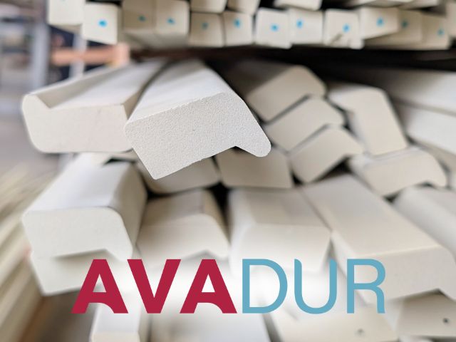 Avadur duurzame glaslatten op de achtergrond met het logo ervoor